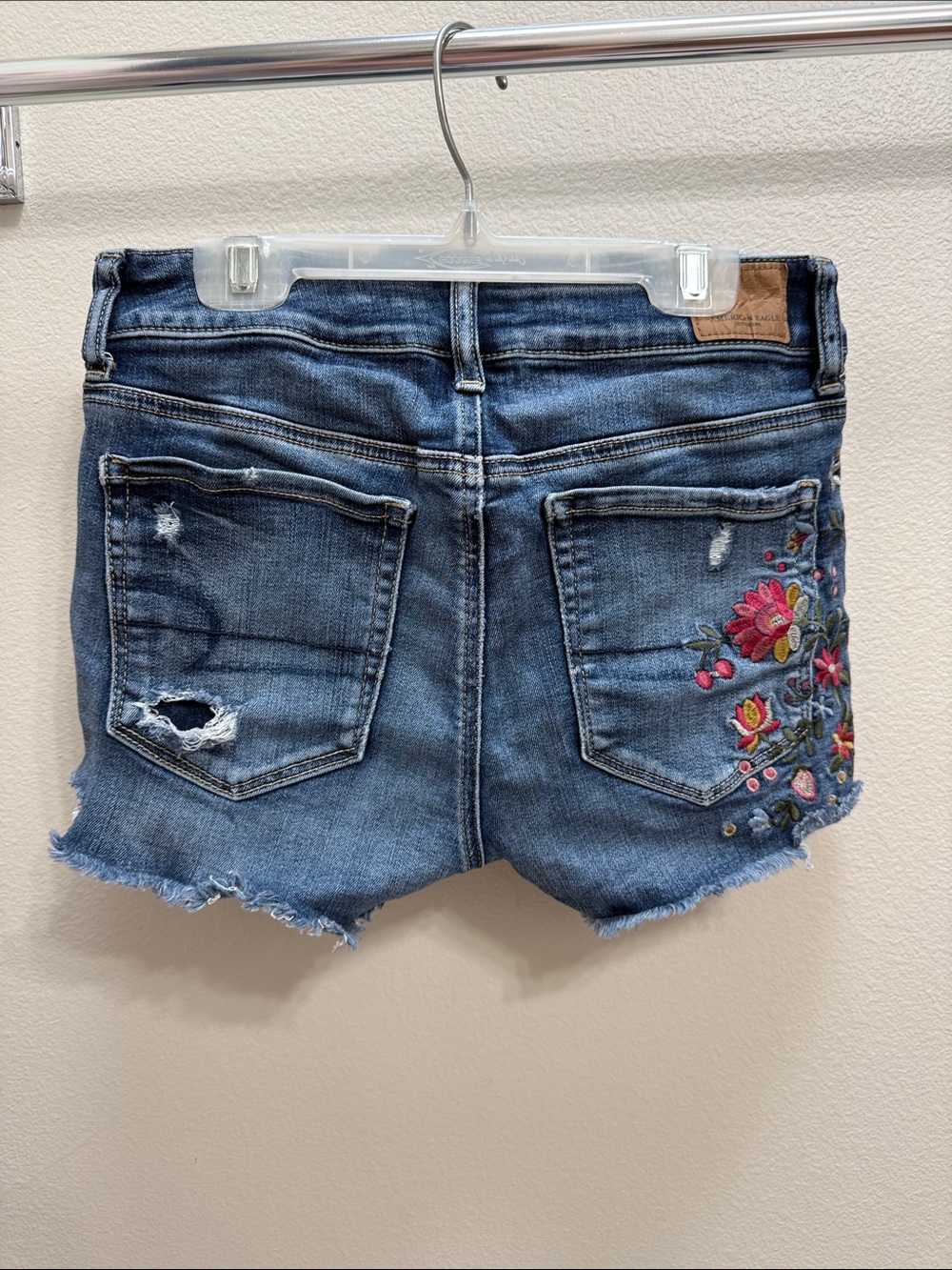 Women’s American Eagle Outfitters Embroidered Floral Distressed Jean Shorts Sz 4 - Picture 4 of 16